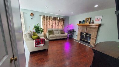 1289 Estling Ct in Aurora, IL - Building Photo - Building Photo
