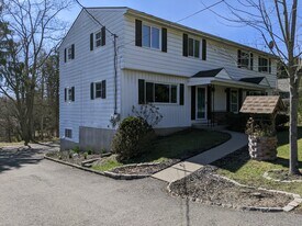 907 Hooper Rd in Endicott, NY - Building Photo