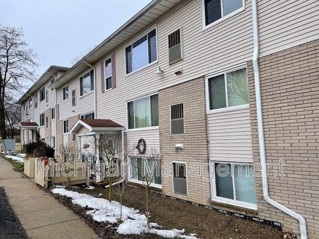 865 E Summit St in Milford, MI - Building Photo - Building Photo