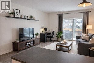 400 York Blvd in Hamilton, ON - Building Photo