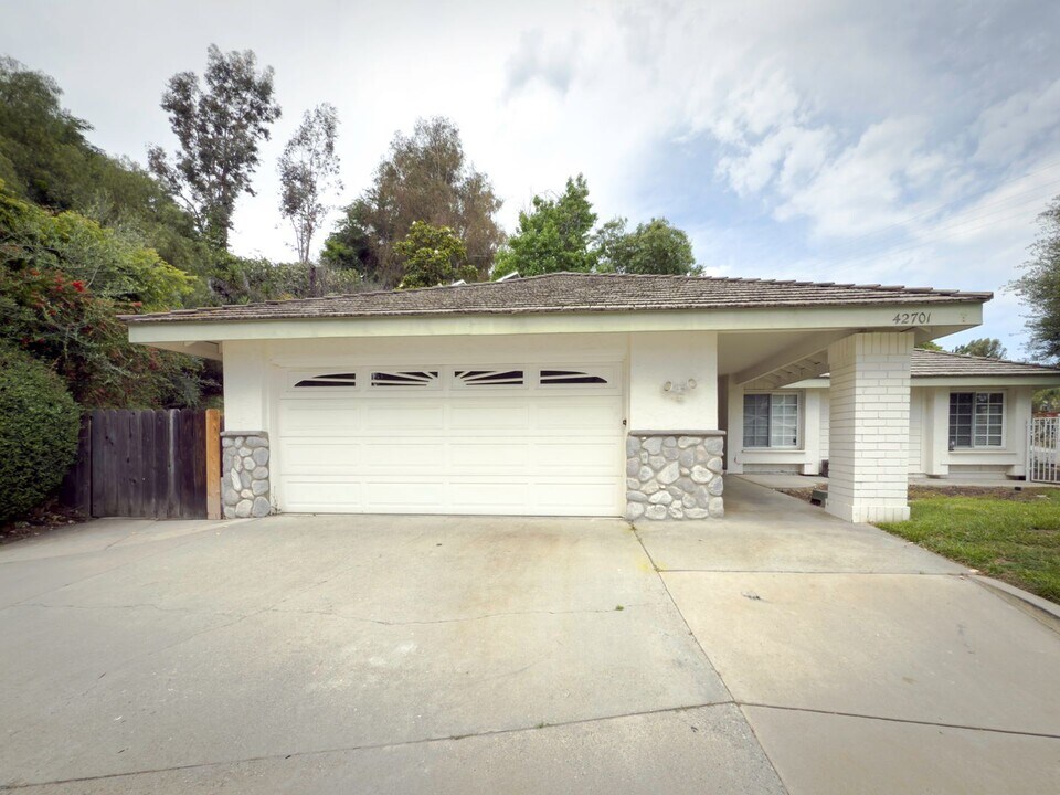 42701 Vía Del Campo in Temecula, CA - Building Photo