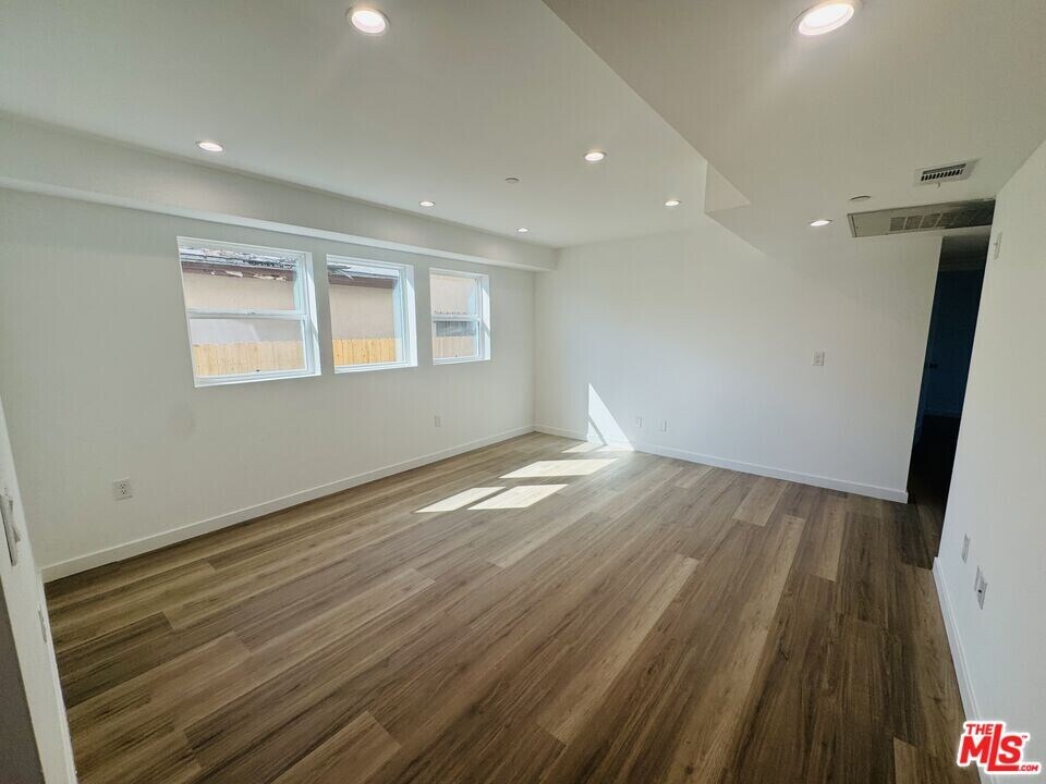 231 W 85th St in Los Angeles, CA - Building Photo