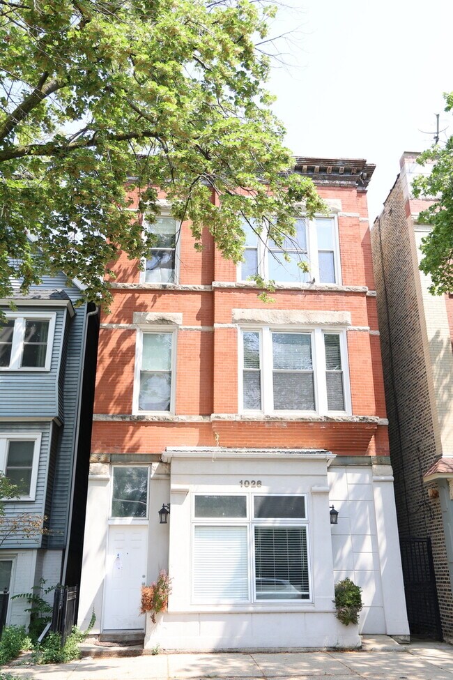 property at 1026 W Roscoe St