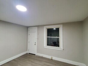 550 Railroad St, Unit 1 in Turtle Creek, PA - Foto de edificio - Building Photo