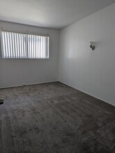 Holiday Manor Apartments in Downey, CA - Foto de edificio - Building Photo