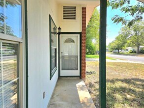 8309 Burrell Dr in Austin, TX - Foto de edificio - Building Photo