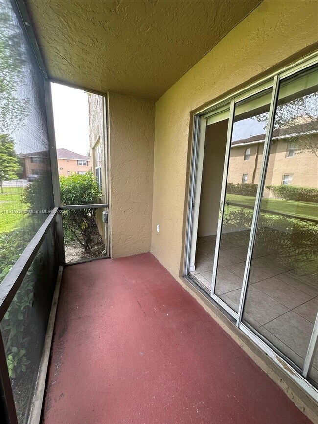 10330 NW 8th St in Pembroke Pines, FL - Building Photo - Building Photo