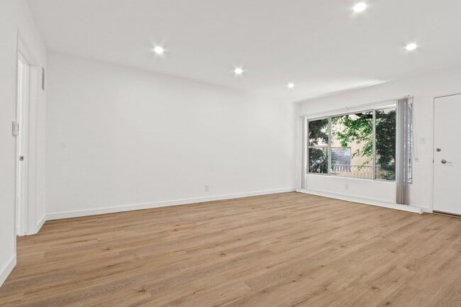 943 6th Street in Santa Monica - North of Wilshire and only 6 blocks to the beach! in Santa Monica, CA - Building Photo - Interior Photo