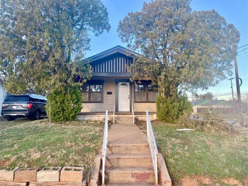 1021 N Hudson St in Altus, OK - Building Photo