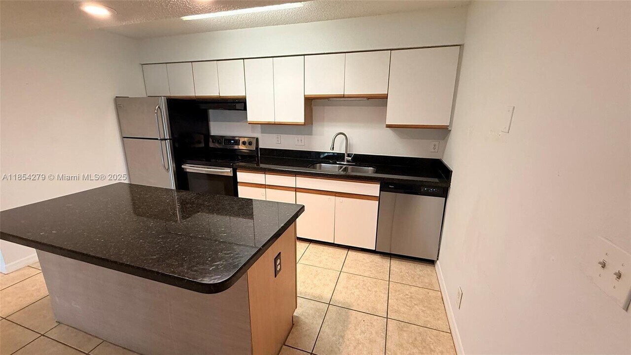 4055 W McNab Rd in Pompano Beach, FL - Foto de edificio