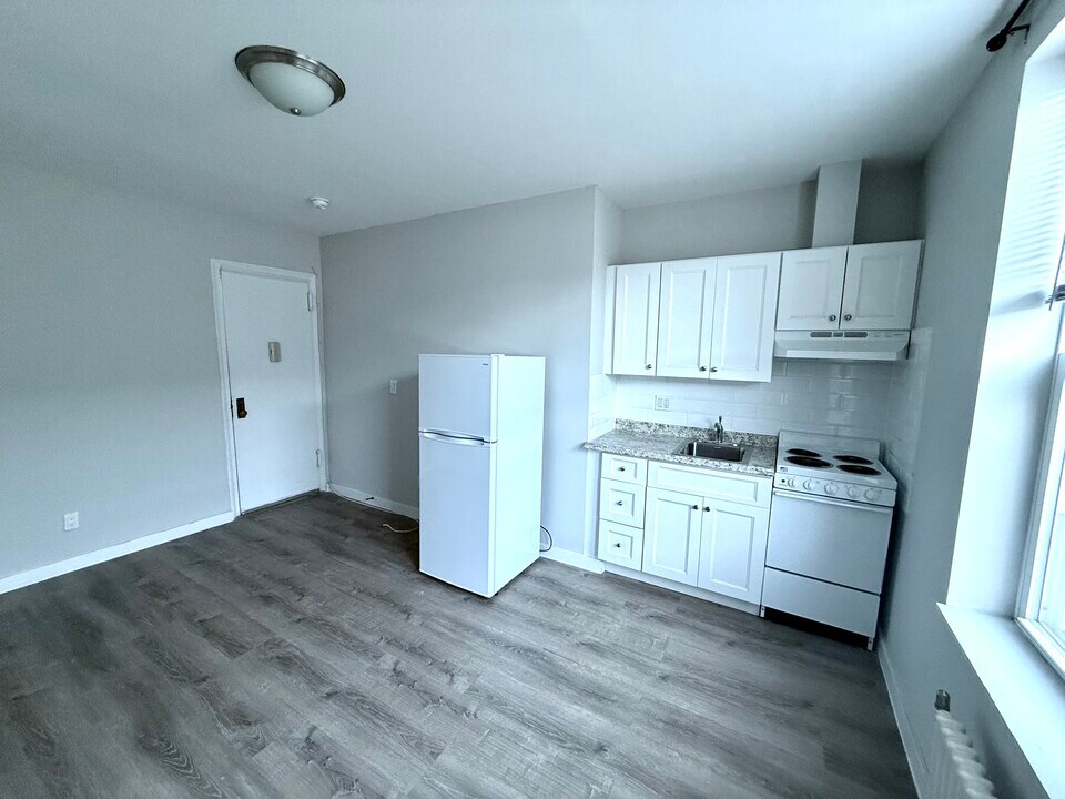 241 E Broadway, Unit 2M in Long Beach, NY - Building Photo