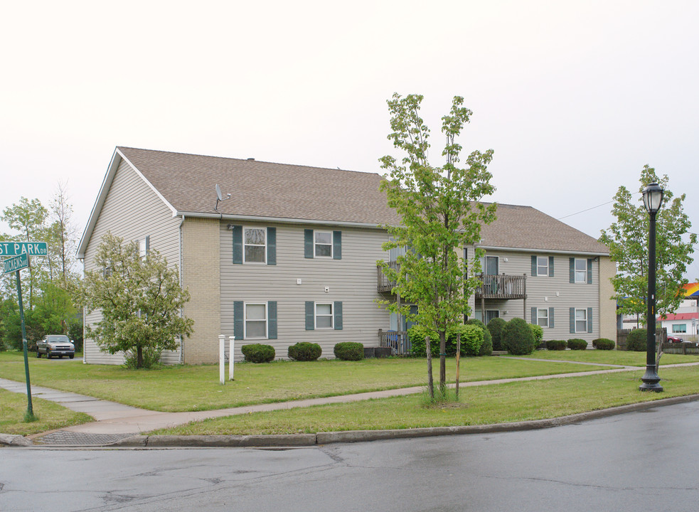 285 E Park Dr in Tonawanda, NY - Building Photo