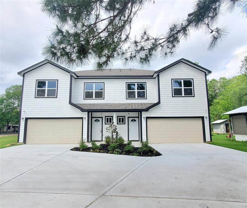 1306 N 9th St in Conroe, TX - Building Photo