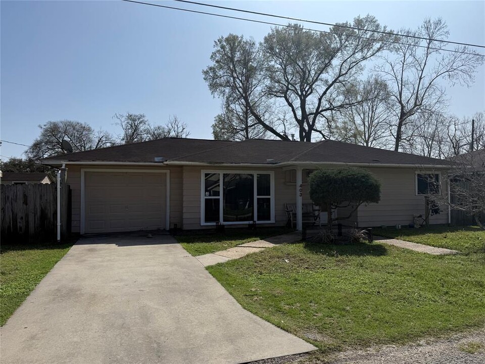 403 E Kay St in Dayton, TX - Building Photo