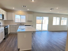 18433 Orilla St in Lathrop, CA - Foto de edificio - Building Photo