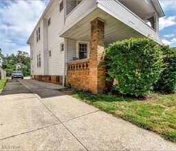 1051 E 171st St in Cleveland, OH - Foto de edificio - Building Photo