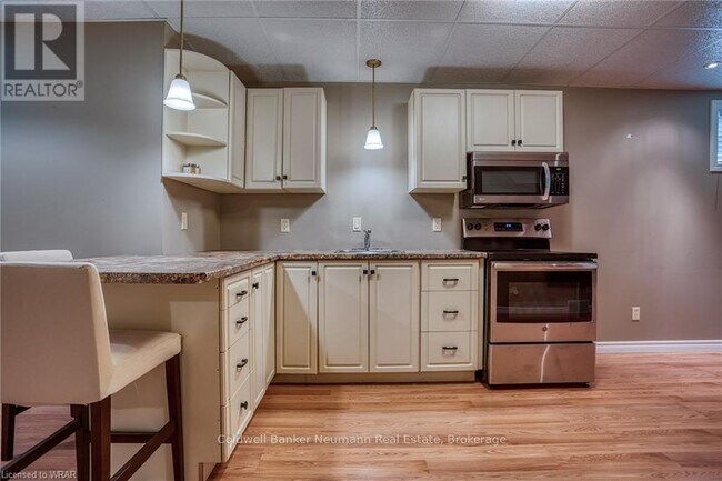 19 Peachtree Crescent in Guelph, ON - Building Photo - Building Photo