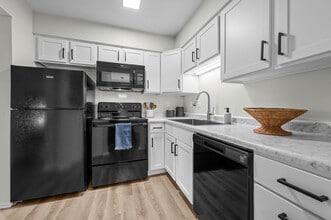 Port Crossing Apartments in Portage, IN - Foto de edificio - Building Photo