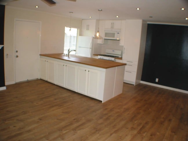 2849 S Fairview St, Unit D in Santa Ana, CA - Building Photo - Building Photo