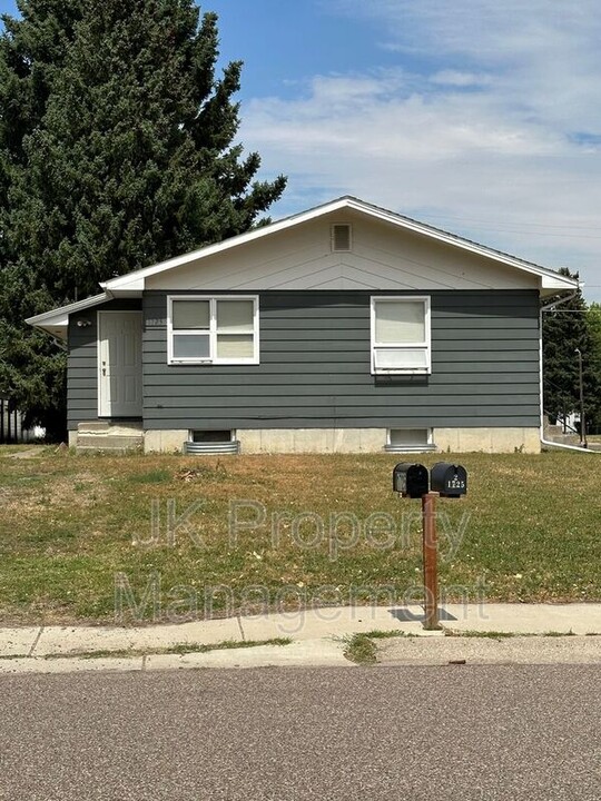 1725 15th Ave S in Great Falls, MT - Foto de edificio