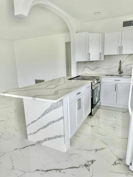 3080 Lake Osborne Dr, Unit 202 in Lake Worth Beach, FL - Building Photo - Building Photo