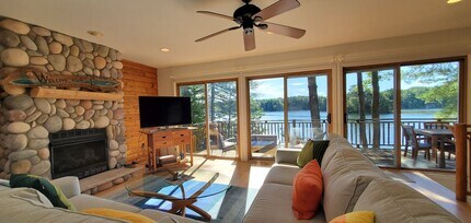 4390 Lakeview Trail in Traverse City, MI - Foto de edificio - Building Photo