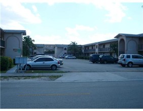 2300-2316 W 56th St in Hialeah, FL - Foto de edificio - Building Photo
