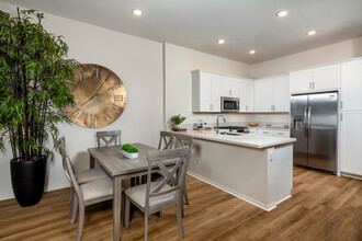 Calista Luxury Townhomes in Fontana, CA - Foto de edificio - Building Photo