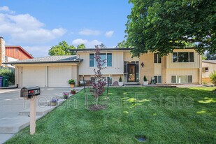 8192 E Oxford Dr in Denver, CO - Building Photo