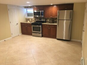 114 Copeland Ave, Unit Groundlevelbasementapt in Lyndhurst, NJ - Building Photo - Building Photo
