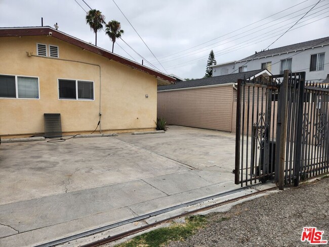 property at 609 N Hobart Blvd