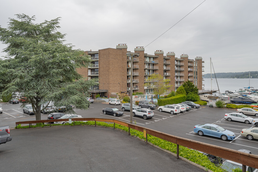 Spinnaker Bay in Seattle, WA - Building Photo