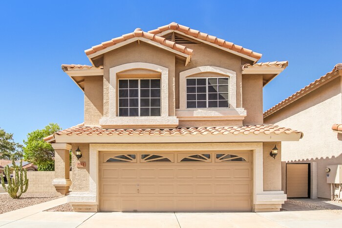 7712 W Behrend Dr in Glendale, AZ - Foto de edificio