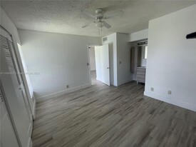 918 Twin Lakes Dr, Unit 8-M Apartments