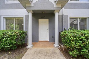 18117 Paradise Point Dr in Tampa, FL - Building Photo