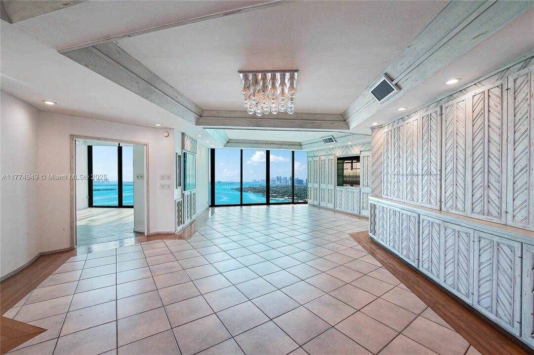 720 NE 69th St in Miami, FL - Building Photo