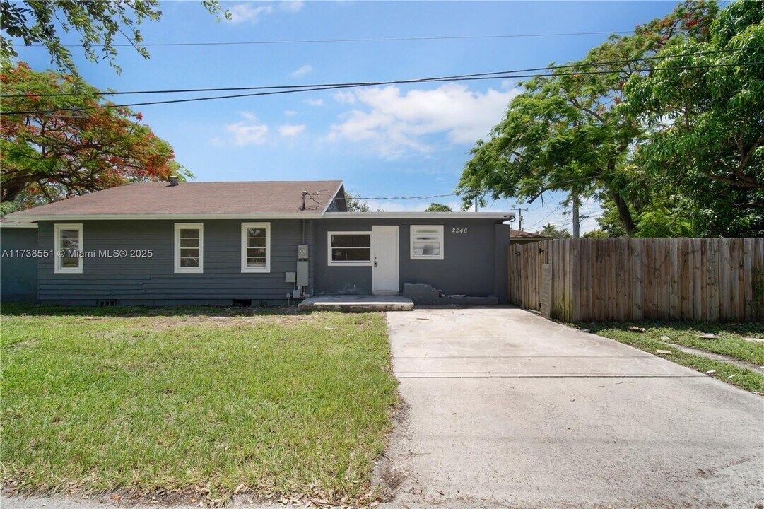 2246 Cleveland St in Hollywood, FL - Building Photo