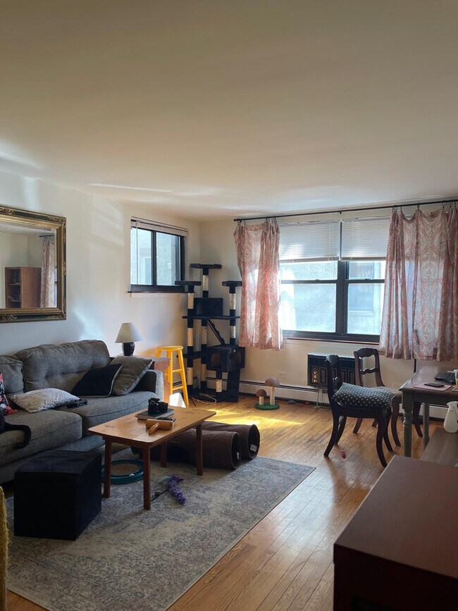 1239 W Farwell Ave, Unit TWO BEDS in Chicago, IL - Foto de edificio - Building Photo