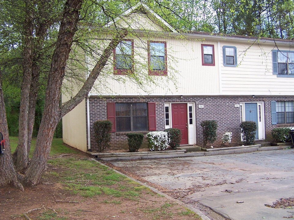2093 Lenoa Ln in Austell, GA - Foto de edificio
