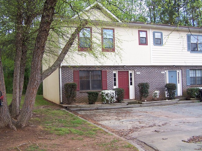 property at 2093 Lenoa Ln
