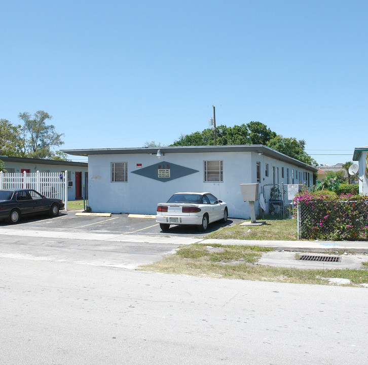 915-917 NW 5th Ct in Fort Lauderdale, FL - Foto de edificio