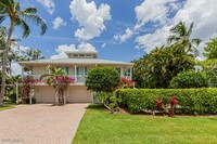 877 7th St S in Naples, FL - Foto de edificio - Building Photo