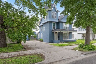 922-18 1/2 18 1/2 Ave NE in Minneapolis, MN - Building Photo - Building Photo