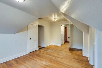 401 E Chilhowie Ave, Unit 2 in Johnson City, TN - Foto de edificio - Building Photo