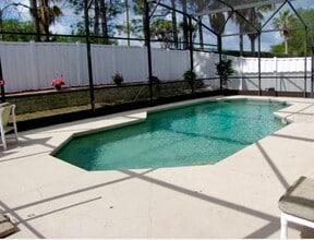 1037 Berkeley Dr in Kissimmee, FL - Foto de edificio - Building Photo
