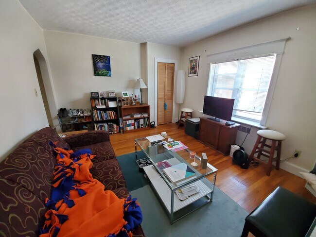 24 Brock St, Unit 3 in Boston, MA - Building Photo - Building Photo