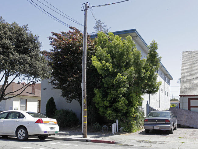 Douglas Flats in San Leandro, CA - Building Photo - Building Photo