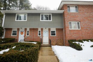 1 Camelot Dr in Bloomfield, CT - Building Photo
