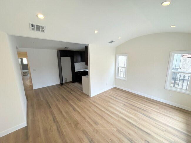 1027 W 58th St in Los Angeles, CA - Building Photo - Building Photo
