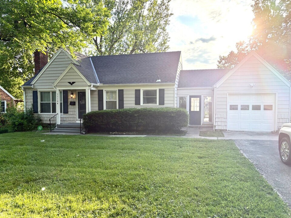 11104 Sunnyslope Dr in Kansas City, MO - Building Photo